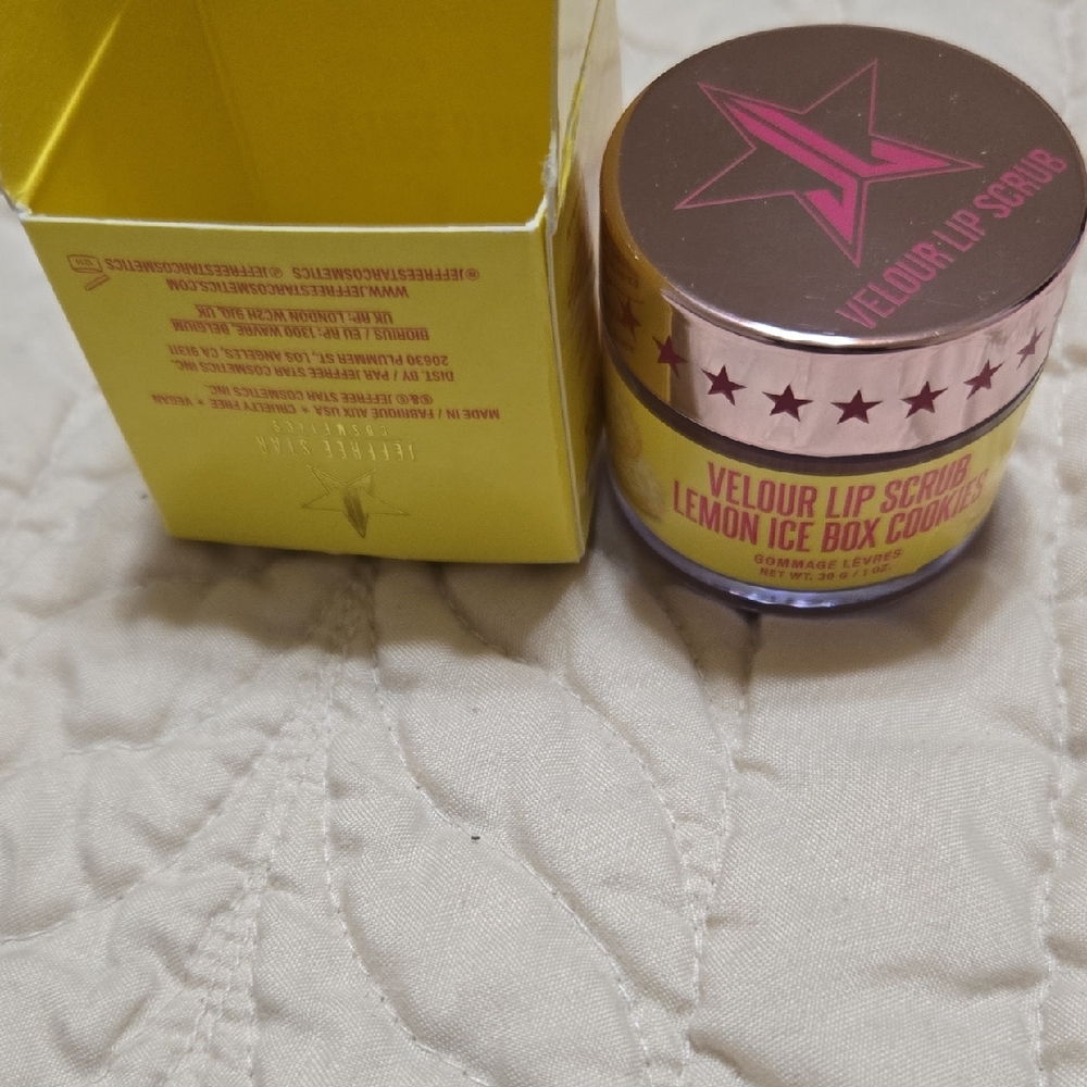 Jeffree Star Velour Lip Scrub - Lemon Ice Box Cookies (Yellow)